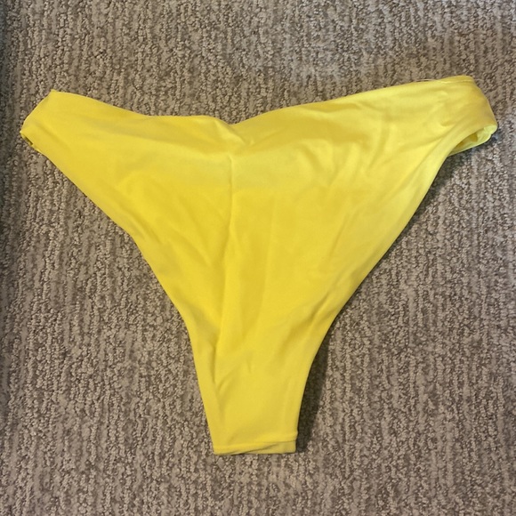 Yellow bikini - Picture 2 of 2